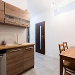 Wschod Homely By Bookinghost 아파트
