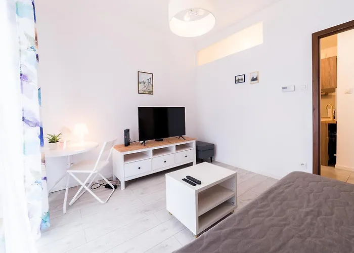 Wschod Homely By Bookinghost 아파트