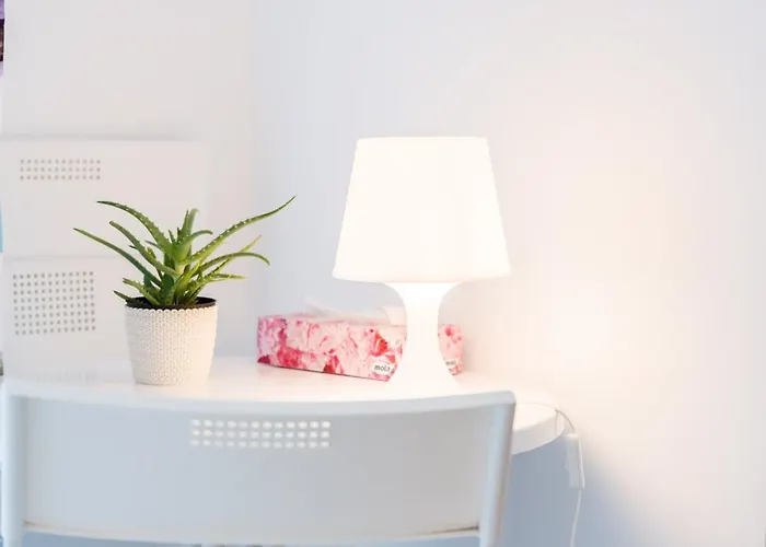 Wschod Homely By Bookinghost